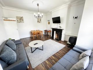 Beautiful 3 bed apartment - Free parking, Near trains - 4