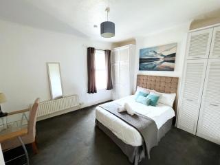 Beautiful 3 bed apartment - Free parking, Near trains - Norbury - 0