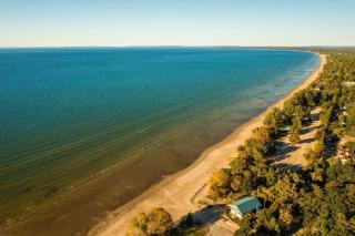 Charming riverside cottage, walk to beach - Wasaga Beach - 2