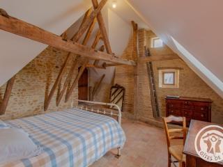 Maison 15ème siècle à Huillé, 2 ch, jardin, cheminée, proche Loir et pistes cyclables - FR-1-622-45 - - 2