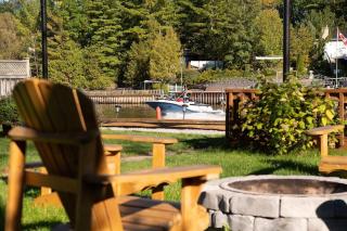 Charming riverside cottage, walk to beach - Wasaga Beach - 1