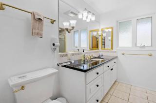 Spacious pool home in Pasadena - 9