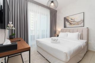 Luxury 2BR Downtown Apt with Burj Khalifa Views - Dubai - 3