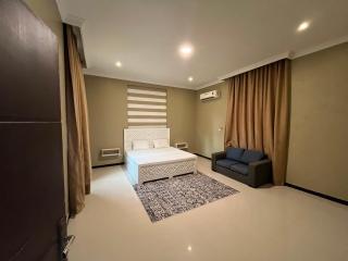 King bed room in Salalah Social club - Salalah - 9