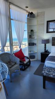 The Penthouse, Pub Lounge and Porch on the Palace, Bloubergstrand - Città del Capo - 9