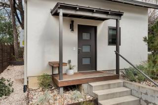 Cozy Bungalow Retreat Walking Distance to Downtown - Austin - 4