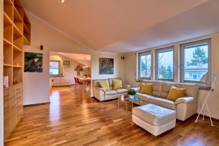 Große exklusive Wohnung mit Balkon und fantastischer Aussicht auf die Bergwelt inkl privatem Parkplatz mit E-Ladestation - 1