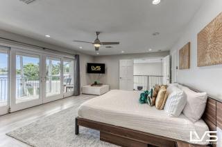 VillaKey- LUXE Waterfront Villa 5Min to Beach - 1