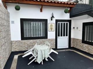 Funchal-Studio-Sleeps4-FreeParking - 4