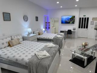 Funchal-Studio-Sleeps4-FreeParking - Funchal - 1