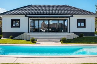 The Crown Pool Villa - Belgrado - 0