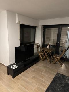 Wohnung mit Küche, Fernseher, WLAN und Parkplatz - Brian - 9