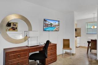 Waves Beach Town Studio Apartment - Pompano Beach - 8