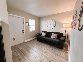 Rustic Retreats Cozy 1BR For 4 Guests Minutes From Las Olas - Fort Lauderdale - 0