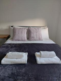 Beautiful 4-Bedroom House with Private Garden & Parking - 3