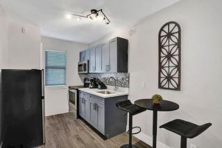 Rustic Retreats Modern 1BR For 4 Guests Minutes From Las Olas - Fort Lauderdale - 4