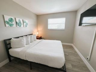 Rustic Retreats Cozy 2BR for 6 guests minutes from Las Olas - Fort Lauderdale - 6