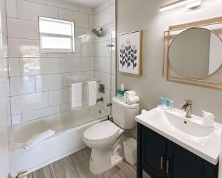 Rustic Retreats Cozy 2BR for 6 guests minutes from Las Olas - Fort Lauderdale - 4
