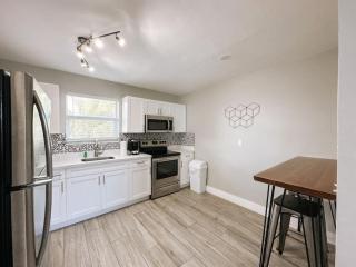 Rustic Retreats Cozy 2BR for 6 guests minutes from Las Olas - Fort Lauderdale - 3