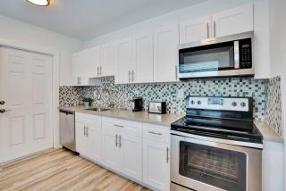 Beach Getaway One Block from the Beach - Pompano Beach - 6
