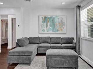 Poolside Paradise Spacious 3BR Haven near Pompano Beach - Pompano Beach - 2