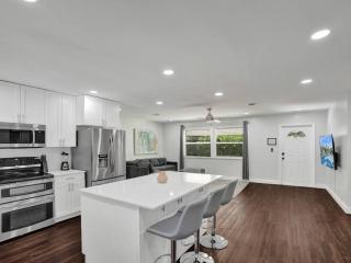 Poolside Paradise Spacious 3BR Haven near Pompano Beach - Pompano Beach - 1