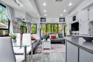 Tow-tally peachy Atlanta themed Tiny House - Tucker - 6
