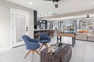 Paradise in Blue is a 5BR Contemporary Modern Screened in Heated Pool Home that Sleeps 12 in Temple Terrace Neighborhood near Busch Gardens & USF - Tampa - 3