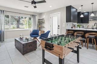 Paradise in Blue is a 5BR Contemporary Modern Screened in Heated Pool Home that Sleeps 12 in Temple Terrace Neighborhood near Busch Gardens & USF - Tampa - 2