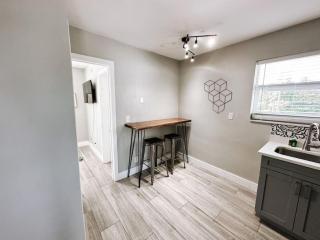 Rustic Retreats Cozy 1BR for 4 guests minutes from Las Olas - Fort Lauderdale - 4