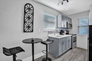 Rustic Retreats Cozy 1BR For 4 Guests Minutes From Las Olas - Fort Lauderdale - 0
