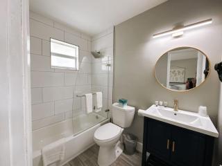 Rustic Retreats Cozy 1BR for 4 guests minutes from Las Olas - Fort Lauderdale - 6