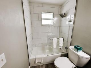 Rustic Retreats Cozy 1BR for 4 guests minutes from Las Olas - Fort Lauderdale - 4