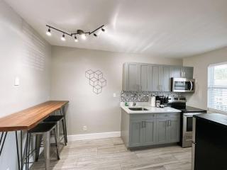 Rustic Retreats Cozy 1BR for 4 guests minutes from Las Olas - Fort Lauderdale - 2