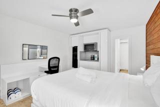 Waves Beach Town Studio Apartment - Pompano Beach - 4