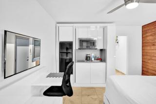 Waves Beach Town Studio Apartment - Pompano Beach - 2