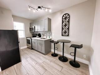 Rustic Retreats Cozy 1BR For 4 Guests Minutes From Las Olas - Fort Lauderdale - 4
