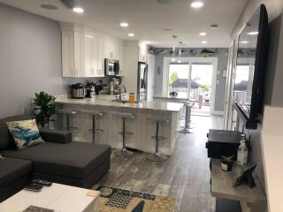 Paradise on the water.Walk to the beach. 2BD1.5Bth - 0