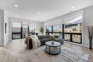 Contemporary Luxury: New 3BR 2BA Stylish Haven - Chicago - 9