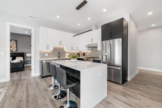 Contemporary Luxury: New 3BR 2BA Stylish Haven - Chicago - 3