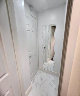 Stylish Modern 1-Bed Apartment in Prime Solihull Town Centre - 8