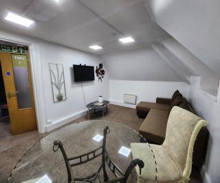 Stylish Modern 1-Bed Apartment in Prime Solihull Town Centre - Solihull - 2