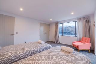 Luxury Retreat at 5 on The Hill Queenstown - 2