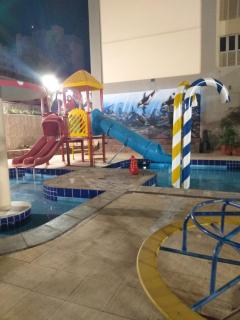 Piscinas Termais de poço, em frente bares Vips e badalados, do Sesc, vários Restaurantes Tops ao redor, Melhor atendimento com área de laser totalmente renovada, Não paga pulseira de entrada, varanda do AP em frente a praça da Virada de Ano - Caldas Novas - 3