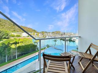 Waterfront Townhouse 'Beachside Apartment 16' - Central location, pool, good wifi - 4