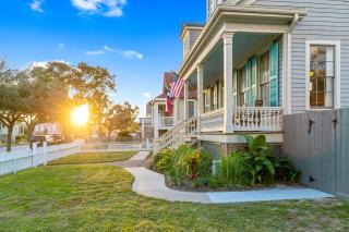 Historic 1871 Coastal Breeze with Heated Pool - Restoring Galveston - 3