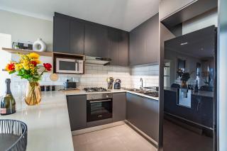 Chic Modern 2 bedroom beachfront with views, 6 Blue Tides - Cidade Do Cabo - 8