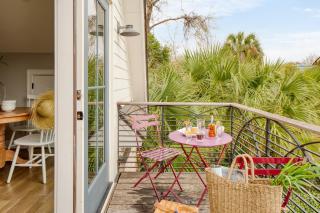 The Chapel Carriage House Suite C by AvantStay Gorgeous Character Home in Historic DT w Hot Tub - Charleston - 0