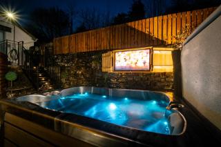 Stunning cottage Grade 2 listed with parking and Hot Tub - 0