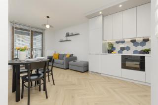 Bright, Cozy Apartment Close to the Airport by Noclegi Renters - Varsavia - 1
